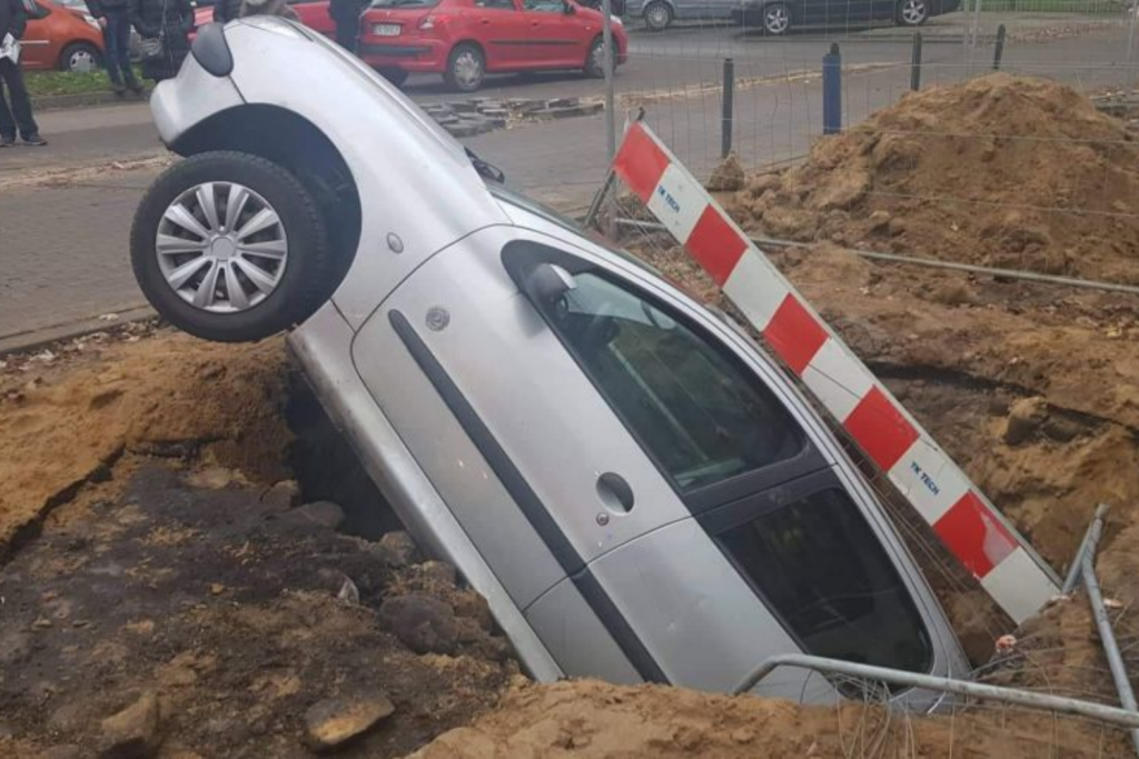 Kierowca wjechał do wykopu! Niecodzienny wypadek przy ul. Zarzewskiej - Zdjęcie główne