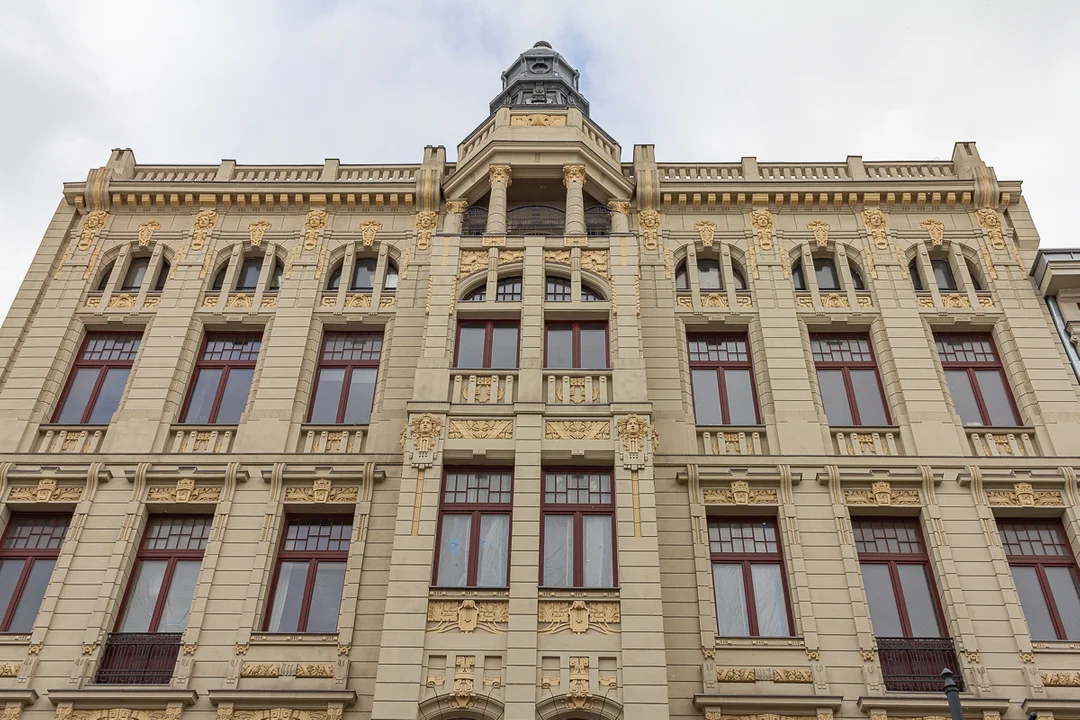 Ulica Piotrkowska w Łodzi to najdłuższy deptak w Polsce i jedna z najdłuższych ulic handlowych w Europie. Zobacz, jak się zmieniła