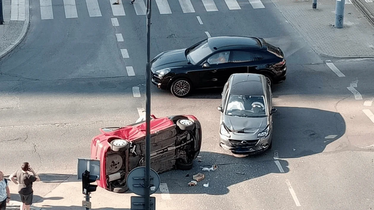 Zderzenie aut w centrum Łodzi. Jeden z pojazdów się przewrócił. Mocno się korkuje! [ZDJĘCIA] - Zdjęcie główne