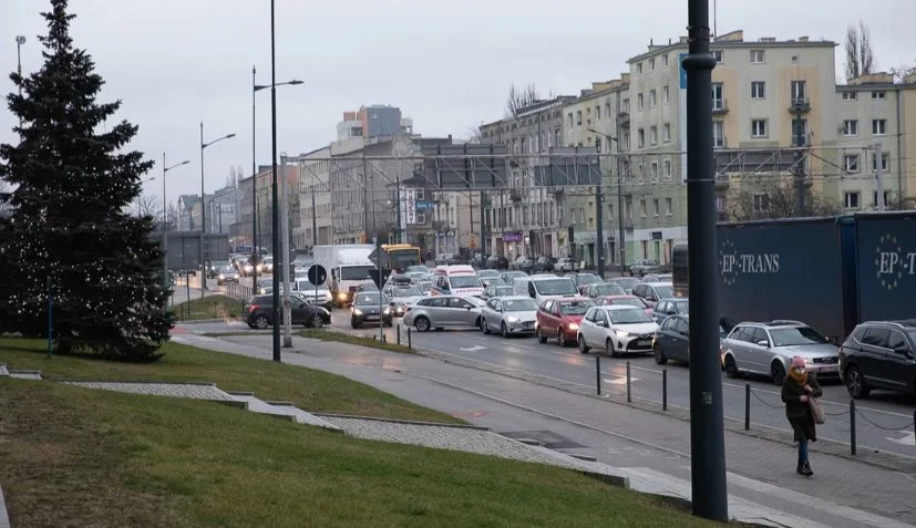 Takich korków i dziur nie ma nigdzie indziej. Zmotoryzowani Łodzianie planują sporą akcję - Zdjęcie główne