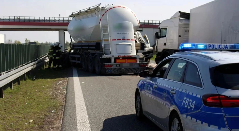 Karambol na A1 w Łodzi, zderzyły się cztery samochody - Zdjęcie główne