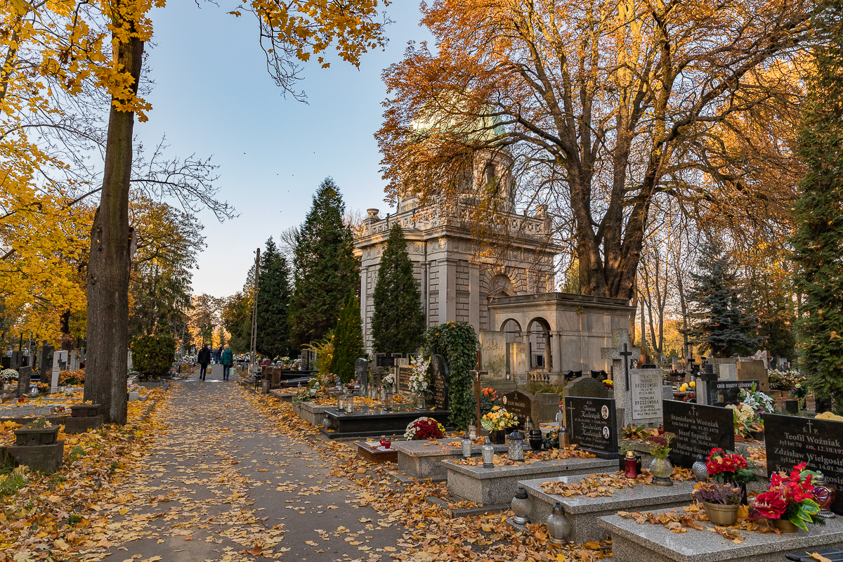 Mieszkańcy miasta już odwiedzają łódzkie cmentarze