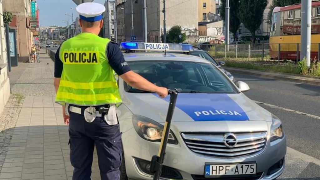 Cudem tylko uniknęły śmierci. Nastolatki na hulajnodze wjechały pod rozpędzone audi - Zdjęcie główne