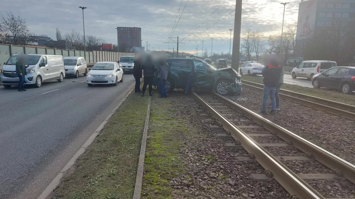 Auto na torowisku na ważnej alei. Tramwaje jeżdżą objazdem [AKTUAZLIACJA] - Zdjęcie główne