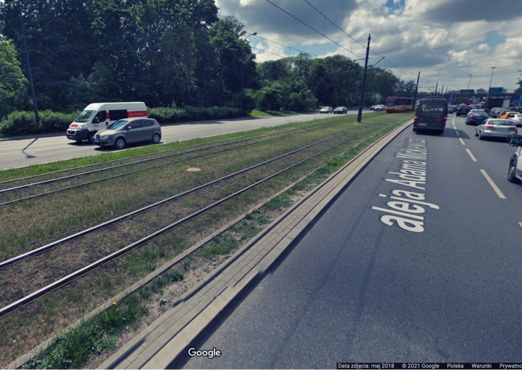 MPK Łódź. O krok od tragedii w Łodzi. Seniorka próbowała przejść przez al. Mickiewicza, ale utknęła na torach tramwajowych! [wideo] - Zdjęcie główne