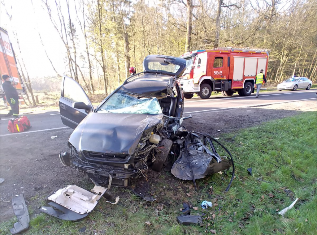 Łódzkie. Koszmarna kraksa na DK14. Czołowe zderzenie TIR-a z osobówką (fot. PSP Zgierz)