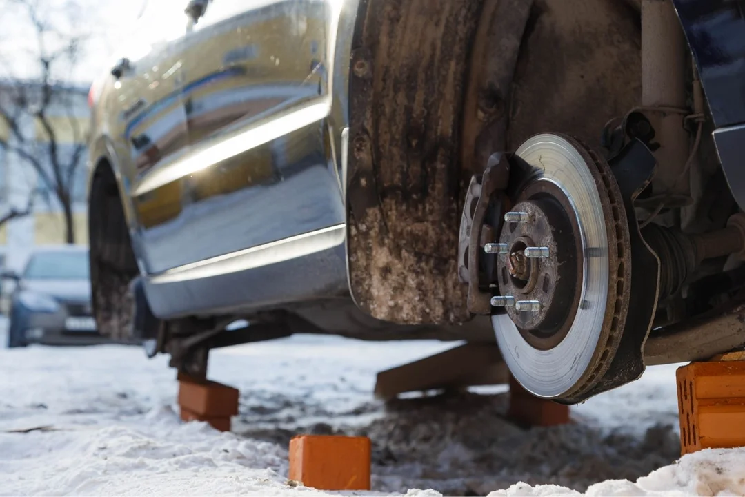 Kolejne kradzieże kół na terenie Łodzi. "Strach zostawić auto na ulicy" - Zdjęcie główne