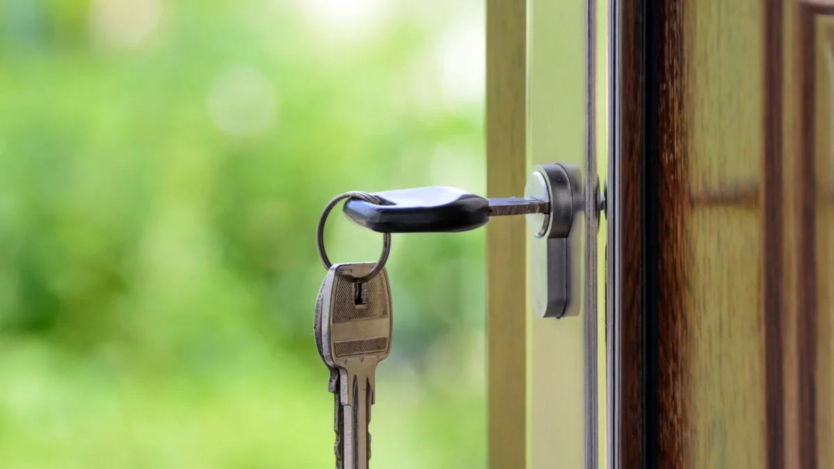 Dlaczego nie należy zostawiać klucza w zamku od wewnątrz na noc?