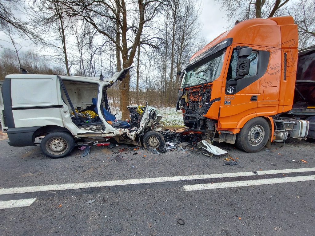 Tragiczny wypadek w woj. łódzkim. W wyniku zdarzenia zginęły dwie osoby  - Zdjęcie główne