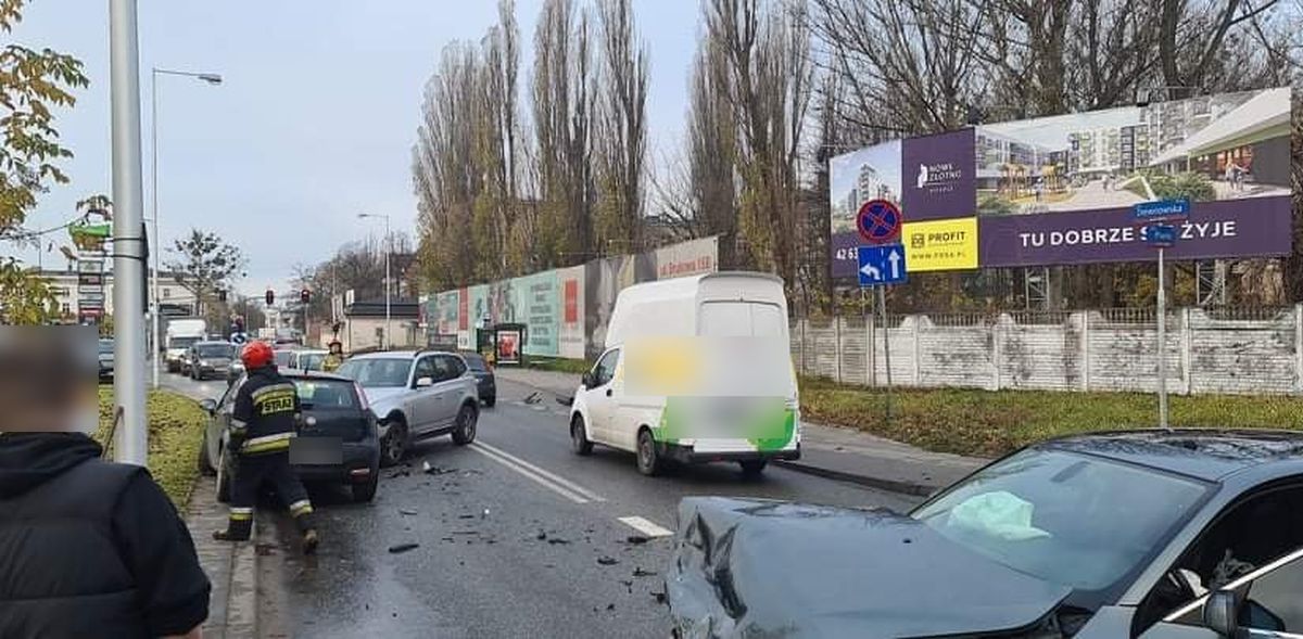 Na Drewnowskiej zderzyły się dwie beemki i fiat punto. Tworzą się coraz większe korki [zdjęcia] - Zdjęcie główne