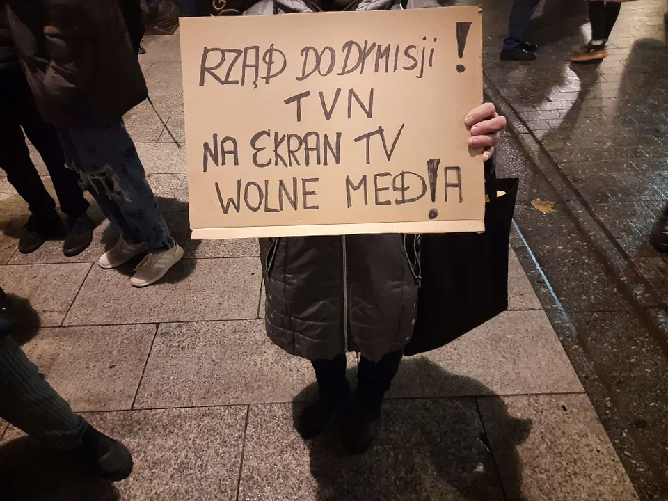 Protest w sprawie wolnych mediów na ulicy Piotrkowskiej w Łodzi