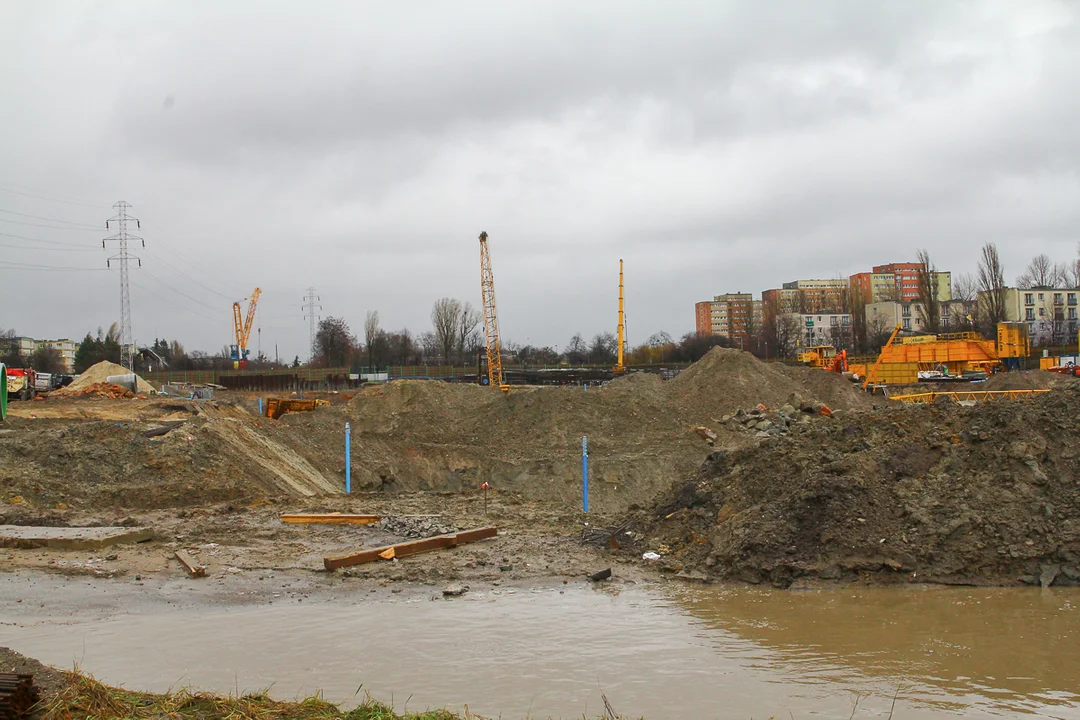 W nocy z soboty na niedzielę straż pożarna interweniowała kilkaset razy. Wichura uszkodziła m.in. płot przy Drewnowskiej w Łodzi