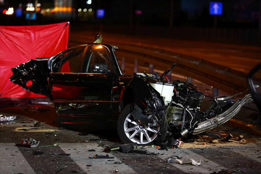 Wypadek w Rzgowie. BMW uderzyło w latarnię. Trzy ofiary śmiertelne [zdjęcia] - Zdjęcie główne