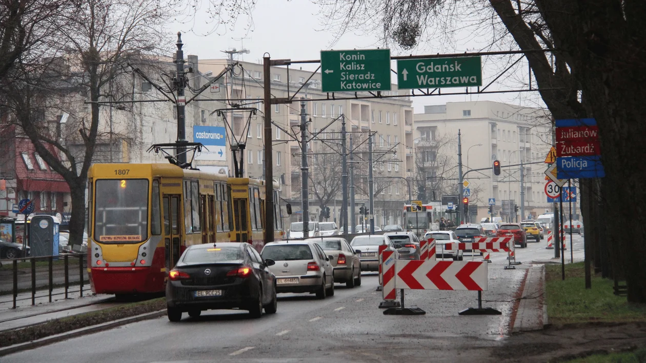 Ważna ulica łącząca Bałuty z centrum już w remoncie. Na pieszych czeka pułapka, na kierowców czekają objazdy [ZDJĘCIA] - Zdjęcie główne