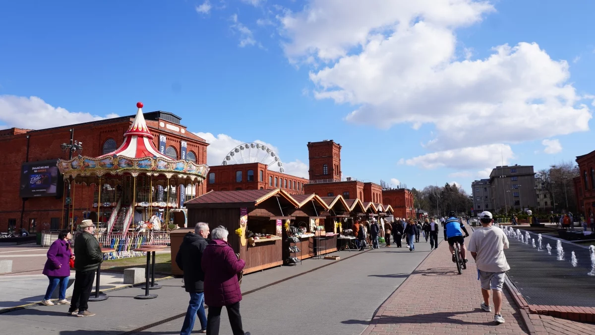 Wielkanocny klimat w sercu Łodzi. Kurczak Manuel i regionalne przysmaki opanowały rynek Manufaktury [FOTO]