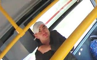 Szarpanina w autobusie linii 55 w Łodzi. Poszkodowanym starszy mieszkaniec Łodzi. Policja szuka sprawcy! [ZDJĘCIA | RYSOPIS] - Zdjęcie główne