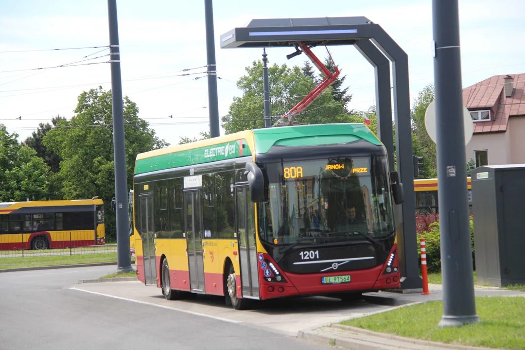 Zmiany w kursowaniu autobusów MPK Łódź. Korekty rozkładów jazdy i nowy przystanek na Dąbrowie. Sprawdź szczegóły - Zdjęcie główne