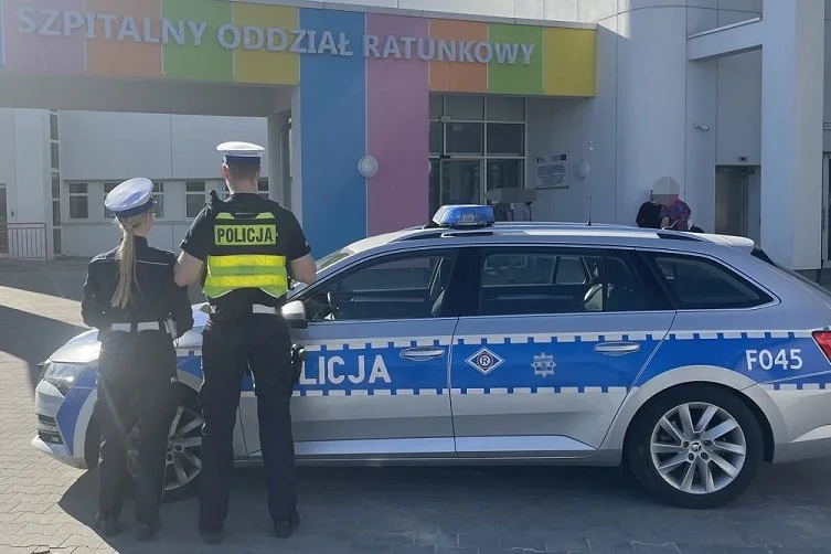 Błyskawiczna akcja łódzkiej drogówki. Policjanci pomogli 3-miesięcznemu chłopcu - Zdjęcie główne