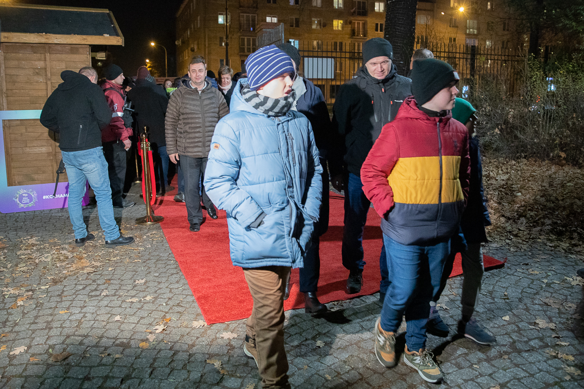 Alicja w Parku Miliona Świateł w parku Źródliska w Łodzi od 11 listopada dostępna dla mieszkańców. Wstęp jest biletowany