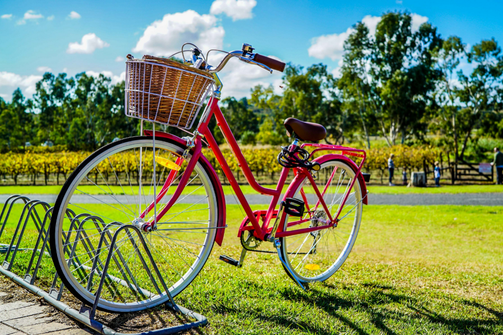Z komunijno-prezentowej mody nie wychodzi wciąż nie wychodzi rower (fot. Canva) |wiadomości łódzkie | Łódź | TuŁódź