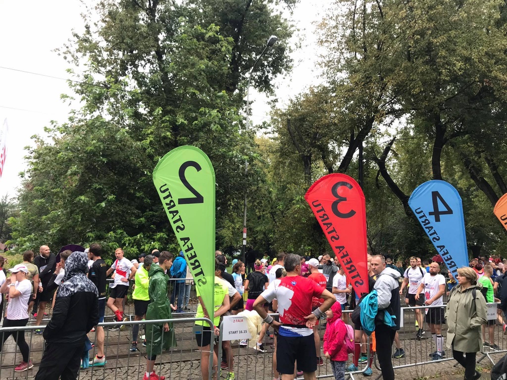 Bieg Ulicą Piotrkowską Rossmann Run. Mimo złej pogody biegacze z całej Polski pobiegli ulicami Łodzi (fot. redakcja TuŁódź) | wiadomości łódzkie | Łódź | TuŁódź