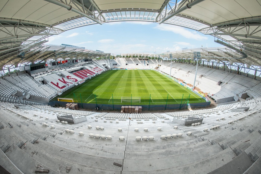 Pierwsze krzesełka na stadionie ŁKS-u Łódź (fot. ŁKS Łódź)