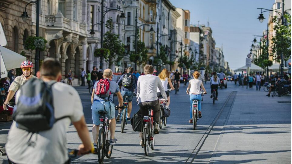 Rowerzysto - zjedź z chodnika. Za niedozwoloną jazdę po chodniku grozi mandat - Zdjęcie główne