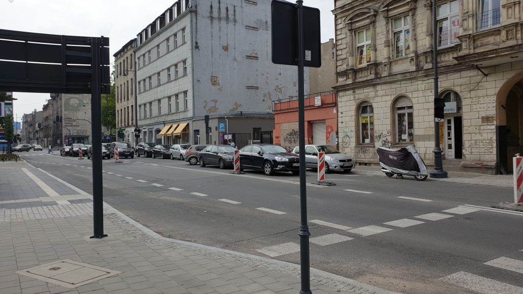 Parking zamiast ulicy. Tak teraz wygląda ul. Sienkiewicza w Łodzi  (fot. dzięki uprzejmości Czytelnika)