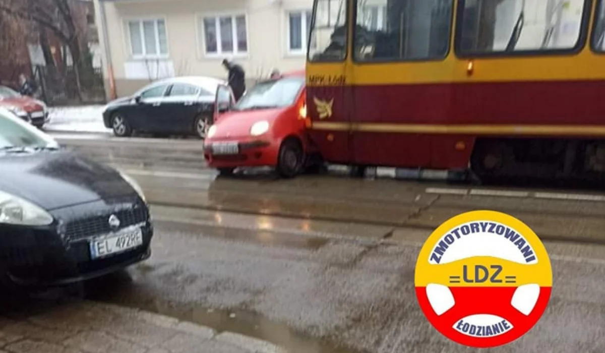 Groźny wypadek na Przybyszewskiego w Łodzi. Matiz nie miał szans z tramwajem  - Zdjęcie główne