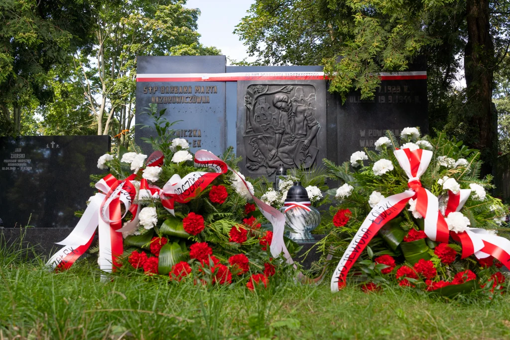 78. rocznica wybuchu Powstania Warszawskiego. Na Starym Cmentarzu w Łodzi złożono kwiaty - Zdjęcie główne