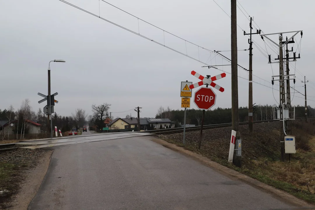 Po kolejnym poważnym wypadku na przejeździe kolejowym mieszkańcy podkutnowskich miejscowości żądają poprawy bezpieczeństwa