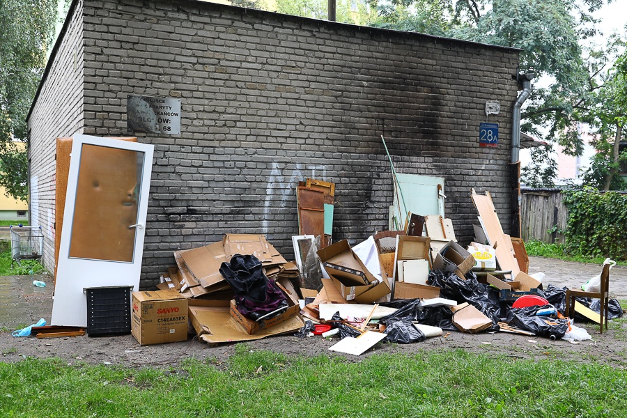 Śmieci Łódź. Niekontrolowane wysypisko, pogróżki i podpalenia w biały dzień. Mieszkańcy Karolewa mają dość [zdjęcia] - Zdjęcie główne