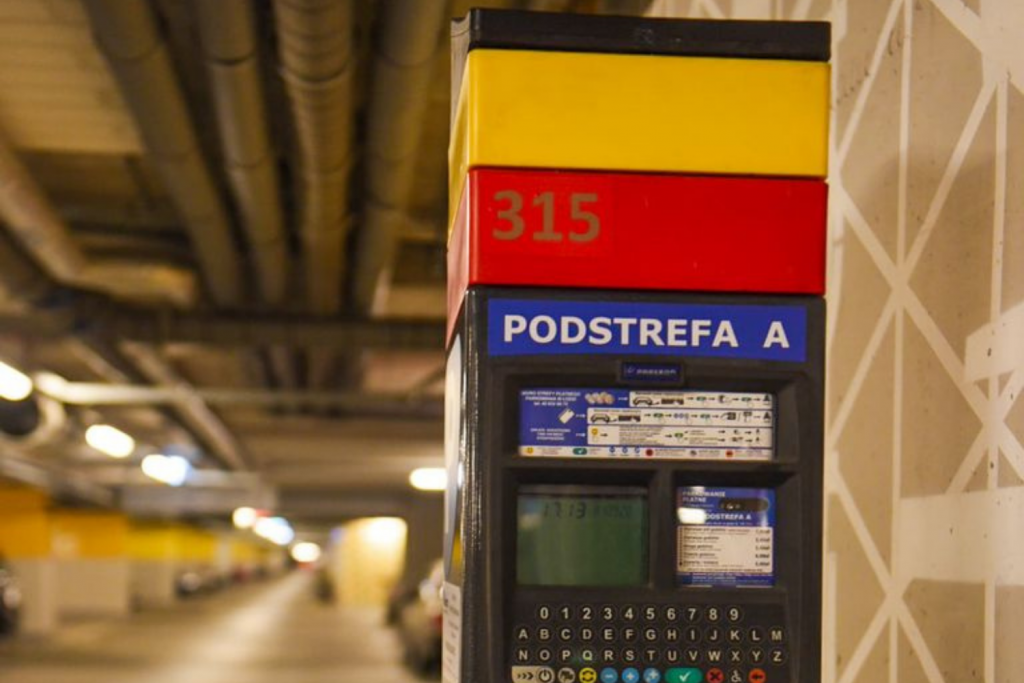 Wlepiono pierwsze mandaty na parkingu przy Fabrycznej. Więcej kierowców parkuje „na dziko” - Zdjęcie główne