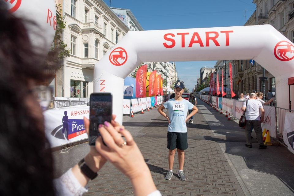 Mini Bieg Ulicą Piotrkowską Rossmann Run. Młodzi biegacze wracają na Piotrkowską - Zdjęcie główne