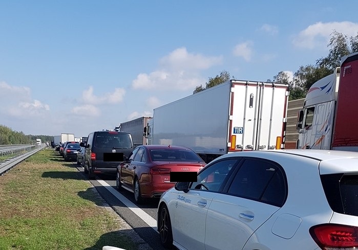 Korkuje się A2 w kierunku Warszawy. Powodem Karambol, użyto śmigłowca [AKTUALIZACJA + FOTO] - Zdjęcie główne