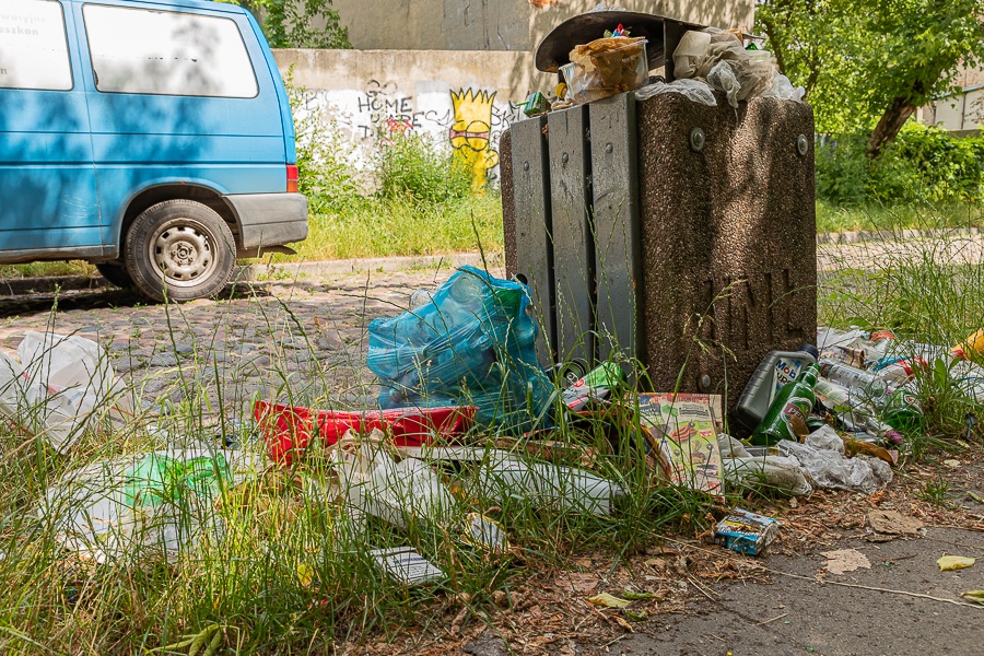 Śmieci na ul. Żytniej w Łodzi. Nieuregulowany stan prawny obszaru generuje nawracający problem (fot. Michał Pietrzak) |wiadomości łódzkie | Łódź | TuŁódź