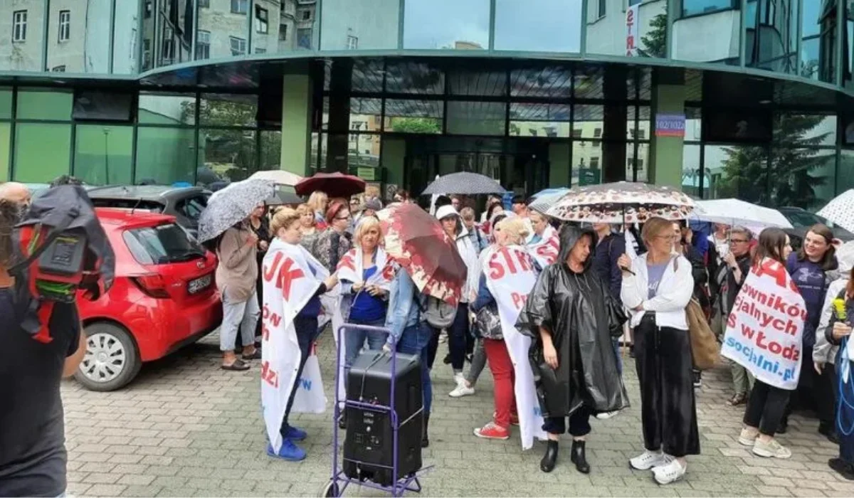 Strajk pracowników MOPS nielegalny? „O tym decyduje sąd, a nie dyrektor MOPS” – mówią protestujący  - Zdjęcie główne