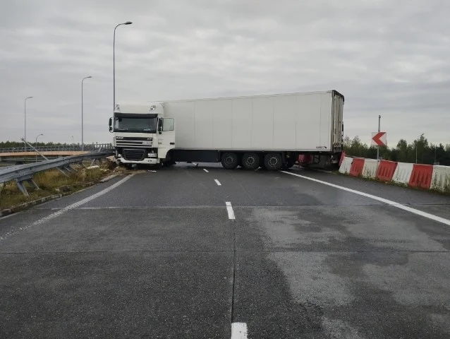 Wypadek samochodu ciężarowego. Uwaga kierowcy: zablokowana droga S8 i autostrada A1 - Zdjęcie główne