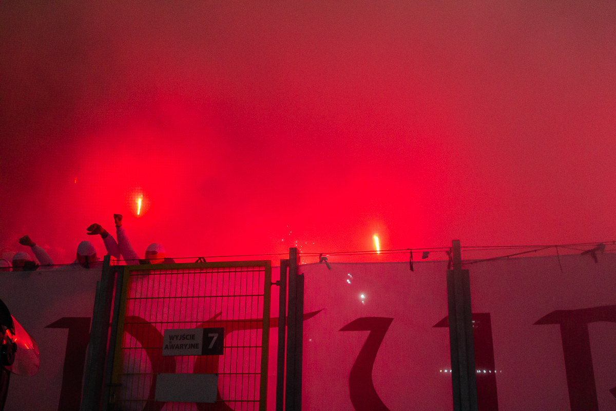 Derby Łodzi to nie tylko mecz. Race, próby konfrontacji kiboli i gaz na stadionie 