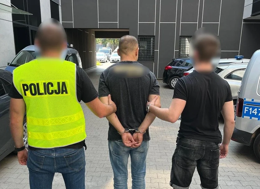 Złodziej rowerów, skuterów i hulajnóg w rękach policjantów. Łupy sprzedawał na łódzkich targowiskach - Zdjęcie główne