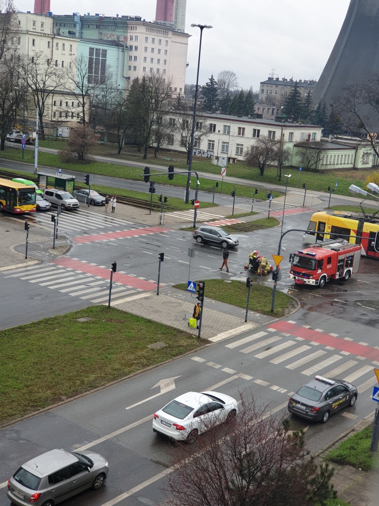 Wypadek w Łodzi na skrzyżowaniu Wróblewskiego z Politechniki (fot. dzięki uprzejmości czytelnika)