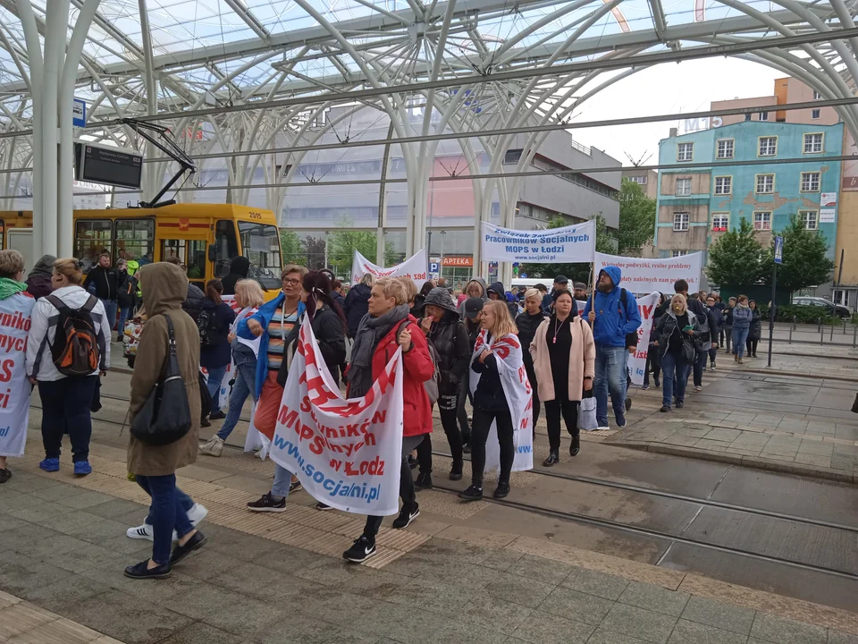 Pracownicy MOPS-u strajkują w centrum Łodzi