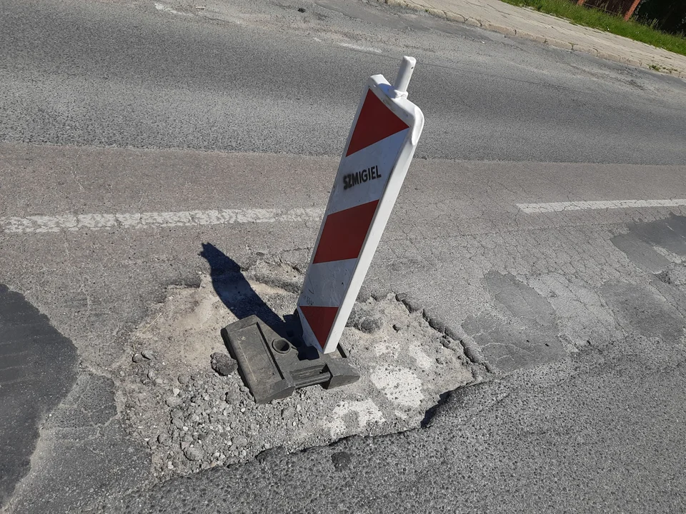 Dziury na Paradnej jak na Księżycu? W największy krater wstawiono słupek  - Zdjęcie główne