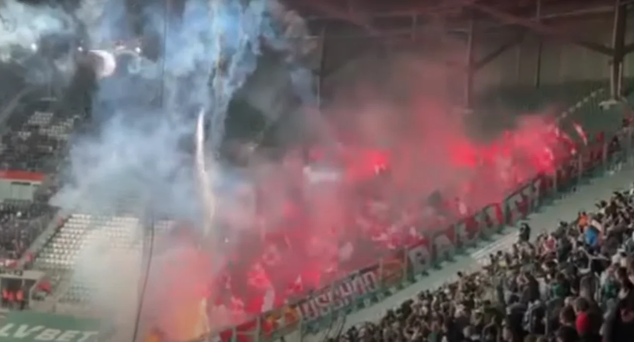 Mogło dojść do tragedii. Kibice Widzewa na stadionie we Wrocławiu. Jedni mówią, że pięknie inni, że przesada [WIDEO] - Zdjęcie główne