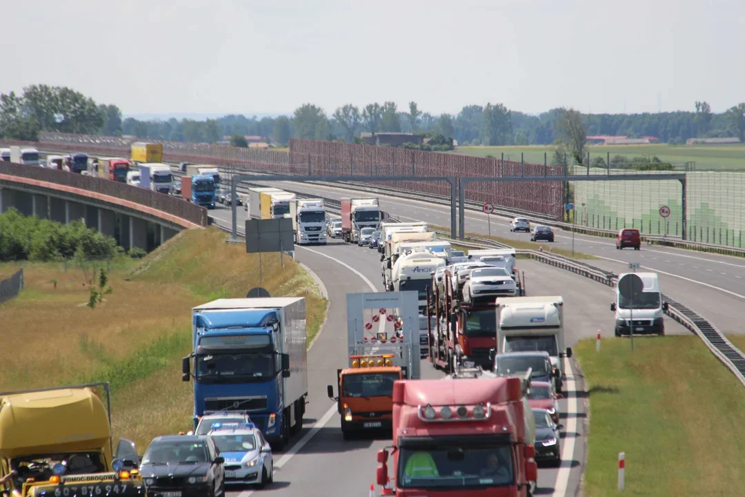 Pożar na autostradzie A2. Utrudnienia dla kierowców - Zdjęcie główne