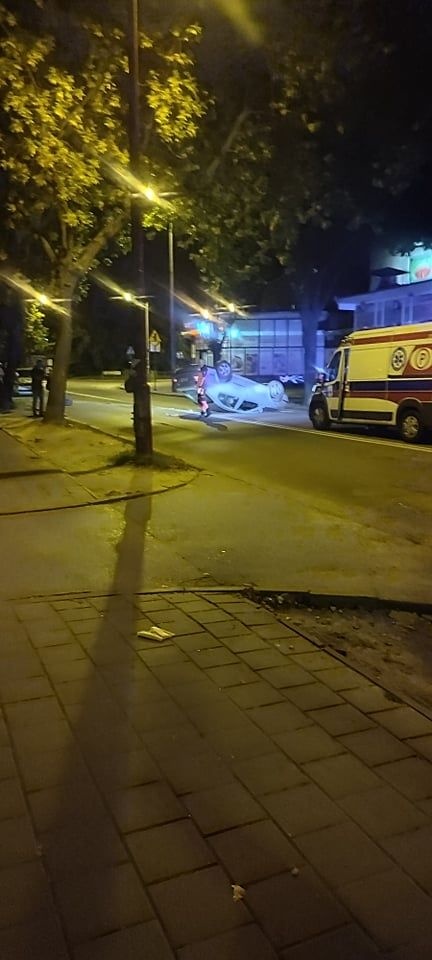 Wypadek na Dąbrowie. W zdemolowanym aucie znaleziono narkotyki (fot. Czytelnik)