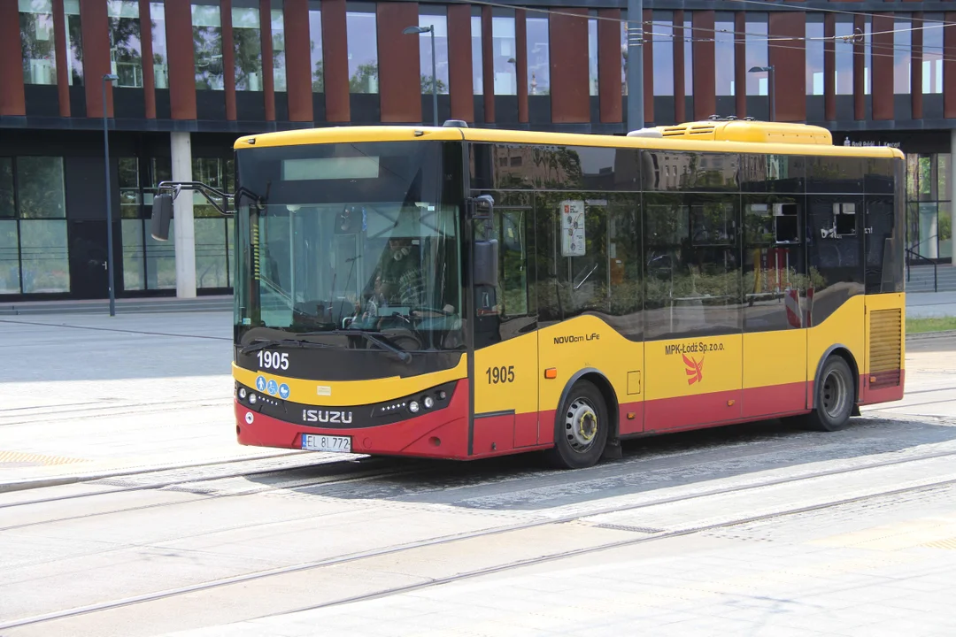 Wszystkich Świętych w Łodzi. Jak dojechać na cmentarze autobusami MPK Łódź? - Zdjęcie główne