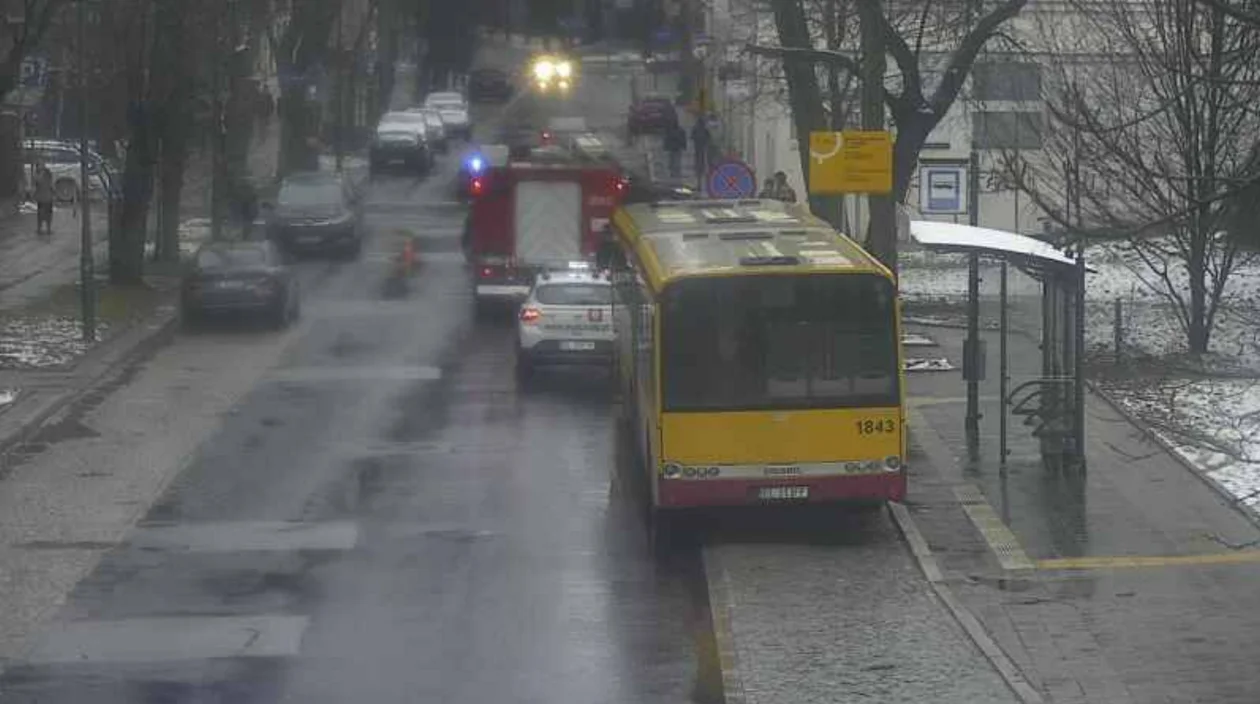 Na skrzyżowaniu w centrum Łodzi zderzyły się trzy auta. Autobusy MPK Łódź kursują objazdem - Zdjęcie główne