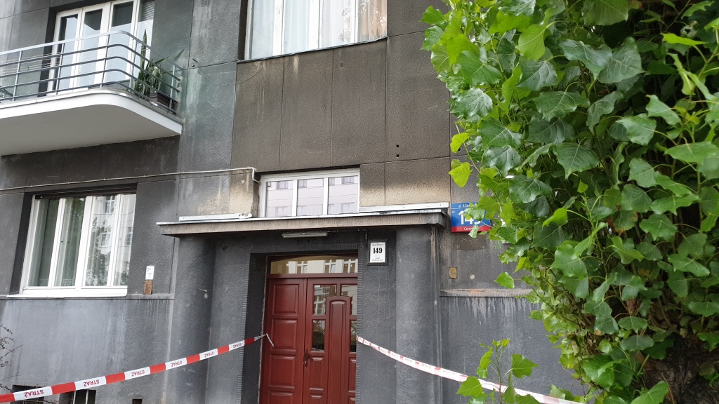W sobotę z kamienicy na Sienkiewicza oderwał się balkon! I wciąż sobie wisi  [ZDJĘCIA] (fot. TuŁódź.pl)
