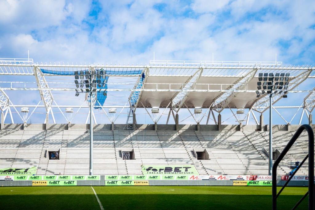 Praca wre, dom Rycerzy Wiosny pięknieje. Dach nad stadionem ŁKS-u Łódź nabiera kształtów (Fot. Facebook/ŁKS Łódź)